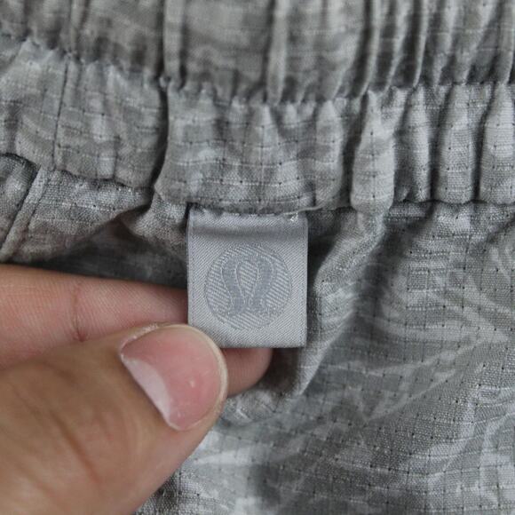 Lululemon Shorts Mens Large Bowline 5 Gray Ventlight Mesh Gym Running Workout - Picture 9 of 13